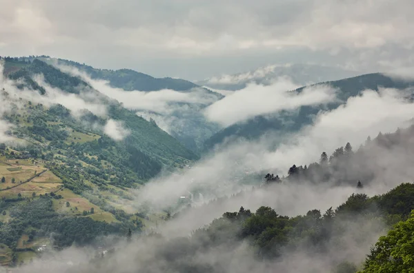 Vista Majestosa Sobre Belas Montanhas Nevoeiro Paisagem Névoa Cena Dramática — Fotografia de Stock