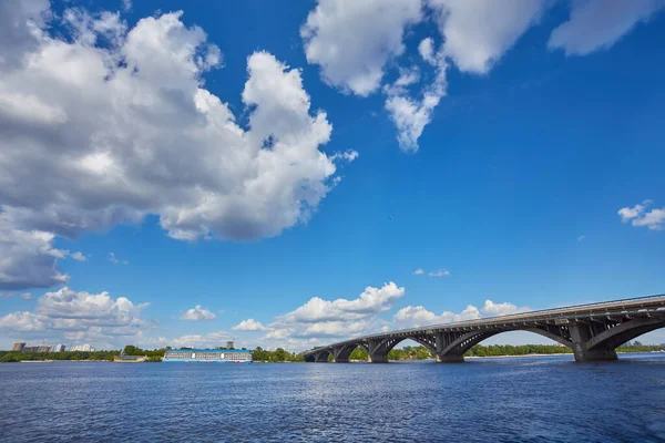 Vista Margem Direita Rio Dnieper Sobre Primeira Ponte Metrô Cidade — Fotografia de Stock