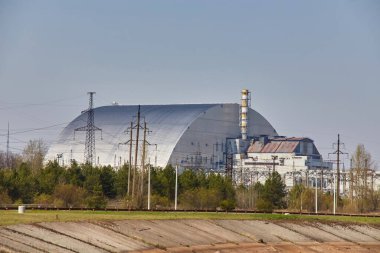 Çernobil Nükleer Santrali 'ndeki reaktör 4' te yeni bir sınırlama var. Küresel atom felaketi. Çernobil Yasak Bölge. Pripyat, lanet bir nükleer reaktör üzerinde lahitin bulunduğu bölgede.