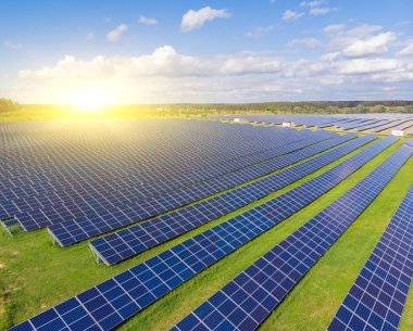 Güneşli bir günde güneş panellerinin havadan görünüşü. Güç çiftliği temiz enerji üretiyor