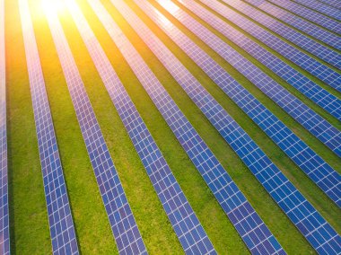 Bir güneş pannels güç santralinin havadan üst görünümü. Yenilenebilir enerji kavramı