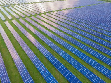 Güneş pili enerji çiftliği. Enerji çiftliğindeki güneş panellerinin yüksek açılı görüntüsü. Tam çerçeve arka plan dokusu. Aerial view Elektrik Santrali ve Yeşil Enerji ve Küresel Isınma Konsepti.