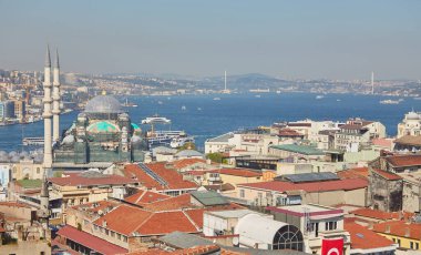 İstanbul, Türkiye 'nin panoramik manzarası. Süleyman Kompleksi 'nin kubbe ve bacalarından İstanbul