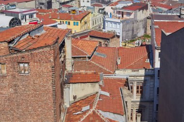 İstanbul 'un hayret verici manzarası. İstanbul 'un tarihi merkezinin güzel manzarası. Yağmurlu bir sabah manzarası. Binaların çatıları ve camilerin minareleri. İstanbul, Türkiye.