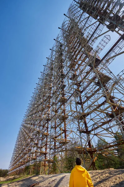 Jongeman Geel Beschermpak Buurt Van Militaire Geheime Object Antenne Radar — Stockfoto