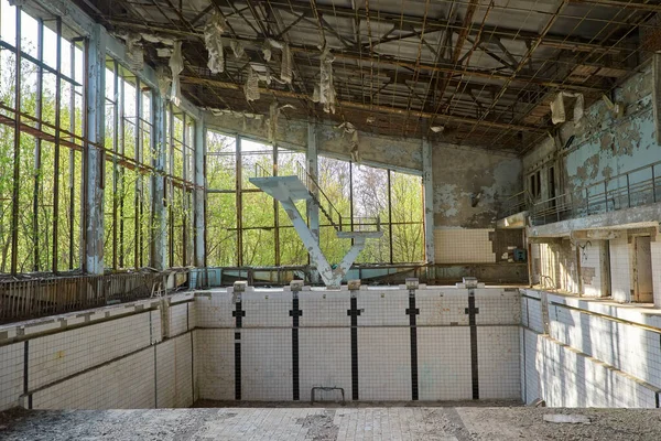 Verlassenes Schwimmbad Pripyat Zerstörte Turnhalle Einer Radioaktiven Stadt Die Straße — Stockfoto