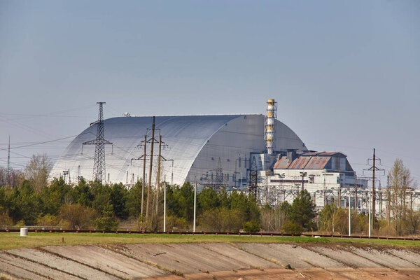 Реактор 4 на Чернобыльской АЭС с новым замком. Глобальная атомная катастрофа. Зона отчуждения Чернобыля. Припять в области саркофага над взорванным ядерным реактором
