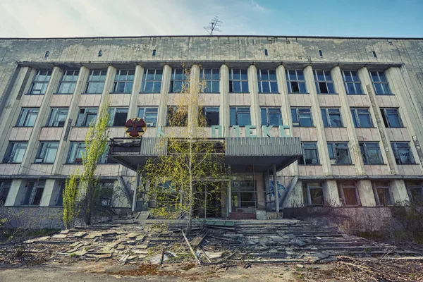 Sinal Enferrujado Radioactividade Num Edifício Cidade Abandonada Pripyat Cidade Destruída — Fotografia de Stock