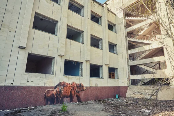 Pripyat Ukraine 2019年4月25日 普里皮亚特市中心的旧废弃建筑 墙上的涂鸦艺术 — 图库照片