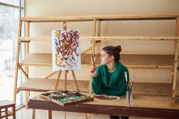 Jovem Artista Caucasiana Segurando Pincel Desenha Sobre Tela Trabalhando Estúdio — Fotografia de Stock