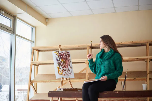 Jovem Artista Caucasiana Segurando Pincel Desenha Sobre Tela Trabalhando Estúdio — Fotografia de Stock