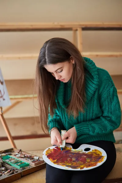 Fata Artist Brunetă Pictează Imagine Colorată Amestecă Vopsele Paletă Apropiere — Fotografie, imagine de stoc