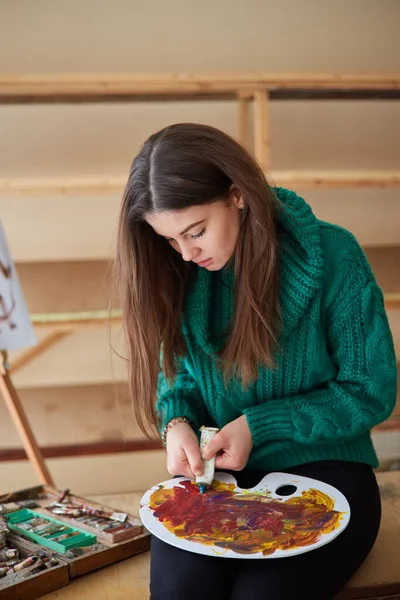 Artista Morena Pinta Cuadro Colorido Mezcla Pinturas Una Paleta Primer —  Fotos de Stock