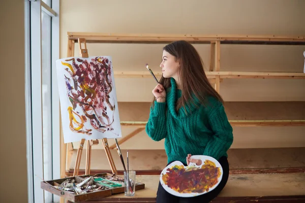 Brunette Kunstenaar Meisje Staat Buurt Van Ezel Hoslt Met Borstels — Stockfoto