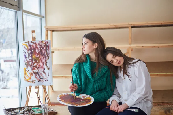 Dos Chicas Jóvenes Morenas Pintan Una Pintura Óleo Taller Arte — Foto de Stock