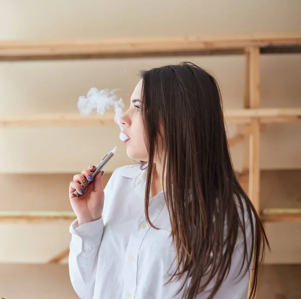 Chica Vaper Feliz Con Dispositivo Vapeo Mano Deje Fumar Cigarrillos —  Fotos de Stock