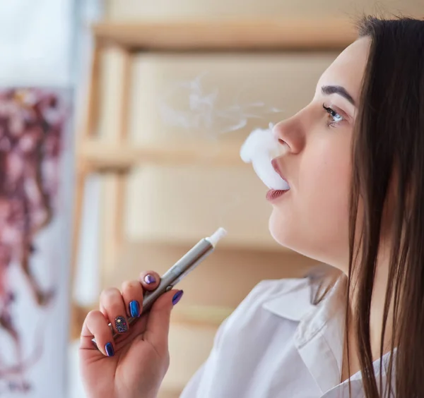 Chica Vaper Feliz Con Dispositivo Vapeo Mano Deje Fumar Cigarrillos —  Fotos de Stock