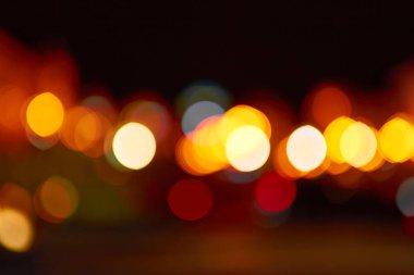 güzel arka plan üzerinde odak ışıklar gece boyunca karanlıktan.