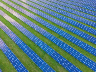 Güneş panellerinin üst görüntüsü güneş pilini yukarıdan görüyor. Alternatif enerji, ekolojik güç koruma kavramı. Hava görünümü