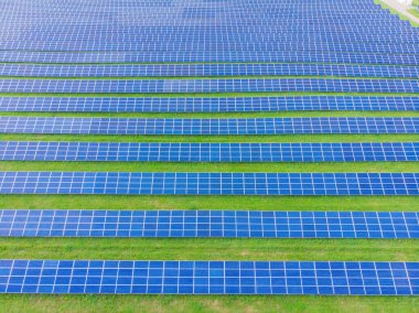 Bir güneş pannels güç santralinin havadan üst görünümü. Yenilenebilir enerji kavramı