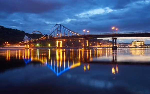 Puente Peatonal Kiev Iluminación Nocturna Reflejo Del Puente Río —  Fotos de Stock
