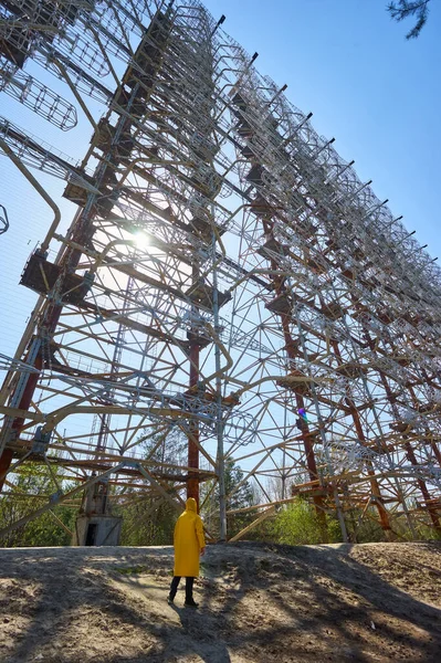 Ukrayna Daki Çernobil Askeri Gizli Nesne Anten Radarının Yanında Duran — Stok fotoğraf