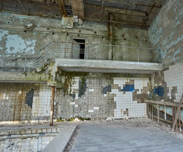 Abandoned Swimming Pool Pripyat Destroyed Gym Radioactive City Street Overgrown — Stock Photo, Image