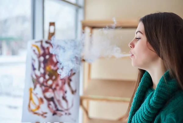 Chica Moderna Fumar Vape Trendy Nuevo Dispositivo Vapeo Humo Líquido — Foto de Stock