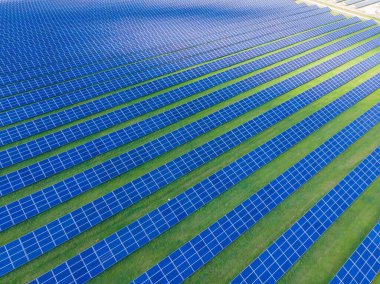 Güneş panellerinin üst görüntüsü güneş pilini yukarıdan görüyor. Alternatif enerji, ekolojik güç koruma kavramı. Hava görünümü