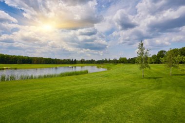 Golf sahasının güzel yeşil bir manzarası var. Zengin yeşil çimenlikli golf sahası. Güzel manzara..