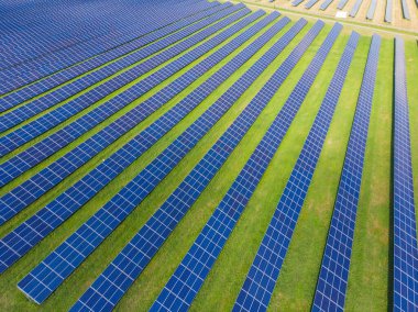 Bir güneş pannels güç santralinin havadan üst görünümü. Yenilenebilir enerji kavramı