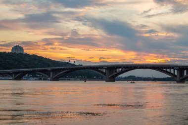 Işıklı Merto köprü görünümü güzel bir akşam. Gece şehir manzarası. Kyiv, Ukrayna.