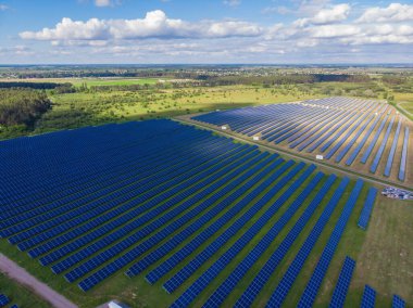 Bir güneş pannels güç santralinin havadan üst görünümü. Yenilenebilir enerji kavramı