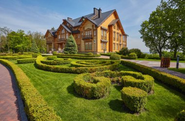 Mezhyhirya Ulusal Parkı, Novi Petrivtsi, Kyiv bölgesi, Ukrayna - 16 Mayıs 2017: Yolsuzluk Müzesi. Büyük doğal kompleks Mezhyhirya Konutu güzel bir bahçesi ve çağlayan gölleri var..