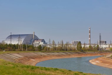 Pripyat nehrinin yanındaki Çernobil santralinin nükleer reaktörleri, solunda lahit, sağında 3. Reaktör, Engelleme Bölgesi, Ukrayna, Doğu Avrupa