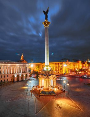 KYIV, UKRAINE, Eylül 06, 2017: Ukrayna 'nın Kyiv kentindeki Meydanı' ndaki bağımsızlık anıtının gece manzarası