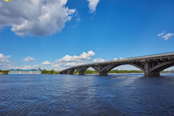 Uitzicht Vanaf Rechteroever Van Rivier Dnjepr Eerste Metro Brug Kiev — Stockfoto