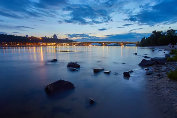 Вечером Вид Освещенный Мост Мерто Ночной Городской Пейзаж Киев Украина — стоковое фото