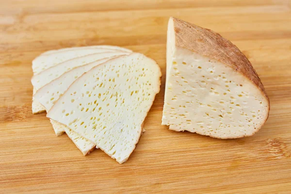 Hausgemachter Geräucherter Käse Scheiben Geschnitten Auf Einem Holzbrett — Stockfoto