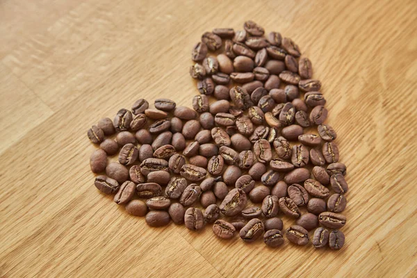 Nærbillede Hjerteformede Kaffebønner Valentinsk Hjerte Kaffe Kaffekerner Isoleret Træbaggrund - Stock-foto