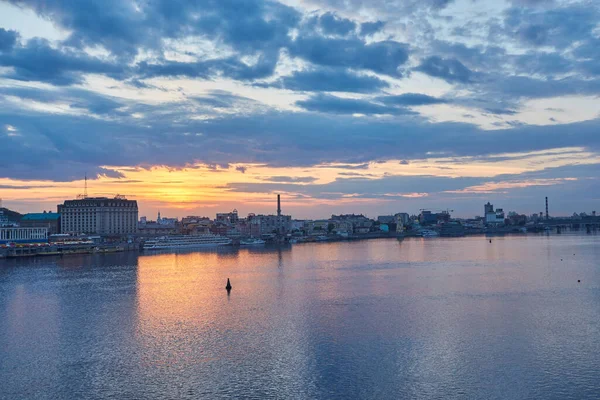Kyiv, Ukrayna - 23 Mayıs 2017. Ukrayna 'nın Kyiv kentindeki Dnipro nehrinin seti.