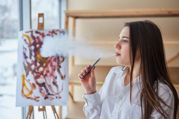 現代の女の子の喫煙蒸気 トレンドの新しい蒸気装置 ニコチンタバコの代わりに煙電子液体 タバコ無料電子ジュース ヴァーピングコンセプト — ストック写真