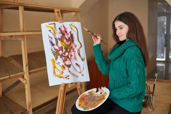 Brunette Artist Girl Stands Easel Hoslt Brushes Her Hands Creative — стоковое фото