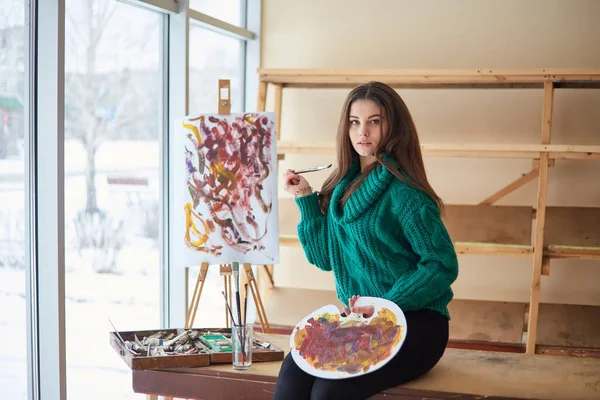 Ung Kaukasisk Kvinna Konstnär Håller Pensel Och Ritar Duk Arbetar — Stockfoto