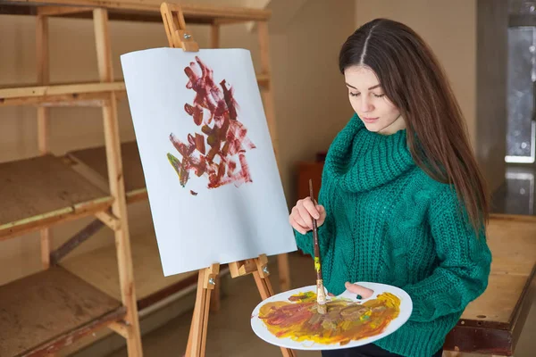 Artista Feminina Morena Pinta Quadro Colorido Mistura Pinturas Uma Paleta — Fotografia de Stock