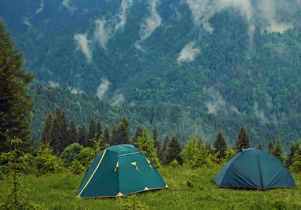 Sommer Blick Auf Kleine Komfortable Moderne Touristenzelt Auf Grasbewachsenen Hügel — Stockfoto