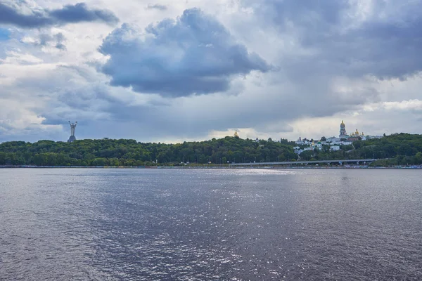 Monumento Pátria Lavra Pechersk Vistos Rio Dnieper Kiev Ucrânia — Fotografia de Stock