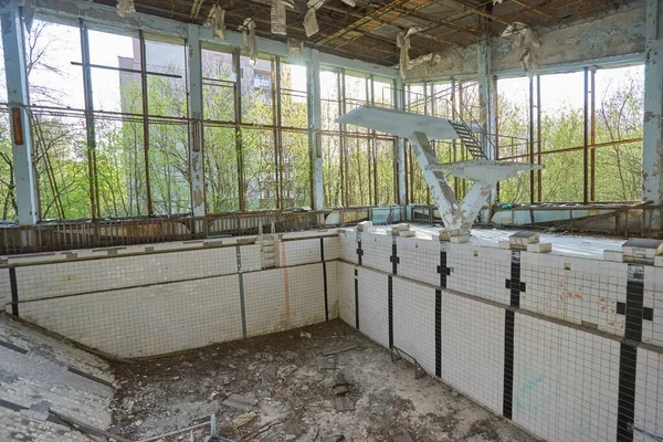 Piscina Abandonada Pripyat Ginásio Destruído Numa Cidade Radioactiva Rua Coberta — Fotografia de Stock