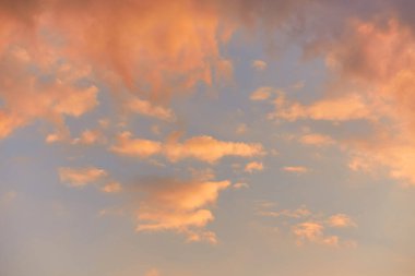 Güzel, ağır mavi günbatımı gökyüzü arka plan bulutlu.