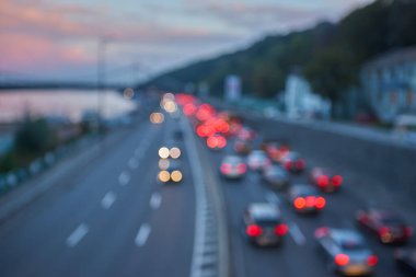 Doku bulanıklığı, bulanık gölgeler. Şehir sokaklarında akşam ve gece lambaları. Şehir manzarası ve yol. , Kyiv, Ukrayna